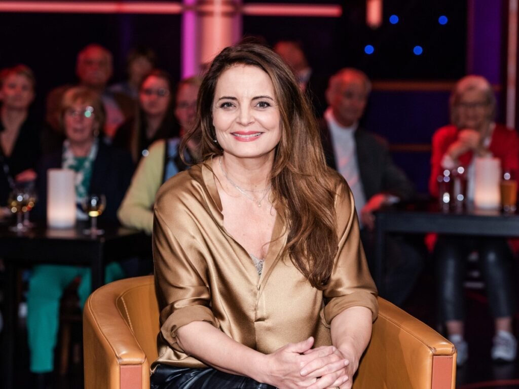 Maria Lanz ist die Tochter von Elisabeth Lanz. Elisabeth Lanz ist als Schauspielerin seit vielen Jahren bekannt. Besonders stark wird sie mit der Rolle der Tierärztin Susanne Mertens in der Serie „Tierärztin Dr. Mertens“ verbunden. Diese Serie gehört zu den langfristig laufenden Formaten im deutschen Fernsehen. Sie hat dadurch ein festes Publikum und eine stabile Präsenz im Programm.